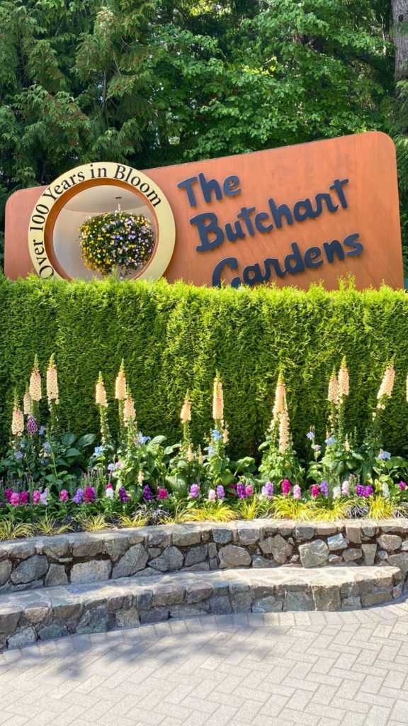 Butchart Gardens sign at the entrance of Butchart Gardens in Brentwood Bay, BC